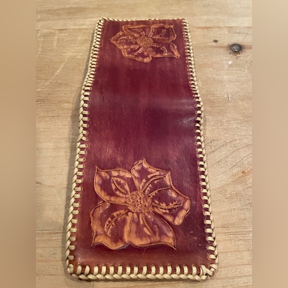 NWOT Women’s Leather Floral embossed Stiched wallet Boho Western festival - Picture 2 of 5